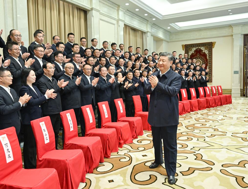 El presidente chino, Xi Jinping, también secretario general del Comité Central del Partido Comunista de China y presidente de la Comisión Militar Central, se reúne con representantes de cuadros que vienen a trabajar en Xinjiang desde otras partes del país, en Urumqi, en la región autónoma uygur de Xinjiang, en el noroeste de China, el 23 de septiembre de 2025. (Xinhua/Xie Huanchi)