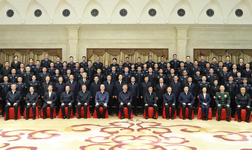 El presidente chino, Xi Jinping, también secretario general del Comité Central del Partido Comunista de China y presidente de la Comisión Militar Central, posa para una fotografía grupal mientras se reúne con representantes del personal judicial y agentes de policía, en Urumqi, en la región autónoma uygur de Xinjiang, en el noroeste de China, el 23 de septiembre de 2025. (Xinhua/Ding Lin)