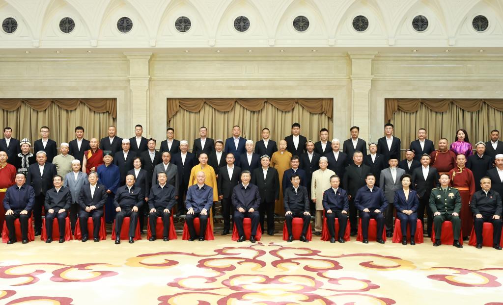 El presidente chino, Xi Jinping, también secretario general del Comité Central del Partido Comunista de China y presidente de la Comisión Militar Central, posa para una fotografía grupal mientras se reúne con representantes de miembros patrióticos de los círculos religiosos, en Urumqi, en la región autónoma uygur de Xinjiang, en el noroeste de China, el 23 de septiembre de 2025. (Xinhua/Ding Lin)