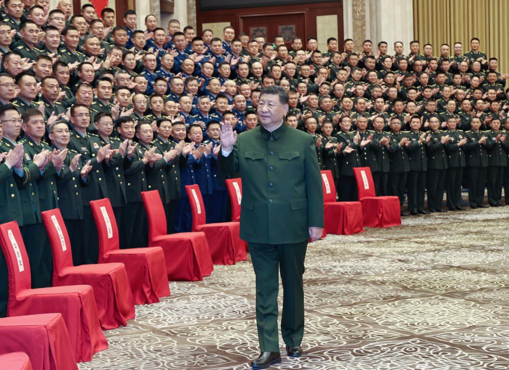El presidente chino, Xi Jinping, también secretario general del Comité Central del Partido Comunista de China y presidente de la Comisión Militar Central, se reúne con representantes del personal militar estacionado en la región autónoma uygur de Xinjiang, en el noroeste de China, en Urumqi, la capital regional, el 23 de septiembre de 2025. (Xinhua/Li Gang)