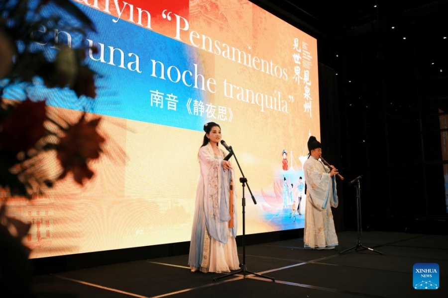  Imagen del 22 de septiembre de 2025 de artistas de la delegación cultural proveniente de Quanzhou, ciudad costera de la provincia china de Fujian, realizando una presentación de Nanyin durante un evento celebrado por la embajada china en Panamá, en la Ciudad de Panamá, capital de Panamá. La embajada china en Panamá celebró el lunes el 76º aniversario de la fundación de la República Popular China con una actividad cultural realizada en la capital panameña. (Xinhua/Xu Yongzheng)