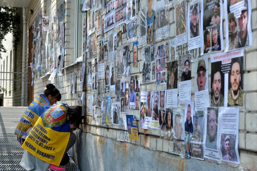 Imagen del 12 de junio de 2025 de una pared cubierta con imágenes de soldados ucranianos desaparecidos en un centro de asistencia médica. (Xinhua/Peter Druk)
