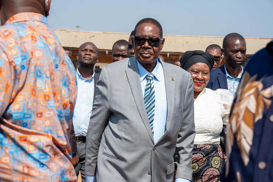 Imagen del 16 de septiembre de 2025 del expresidente de Malaui, Peter Mutharika, en un centro de votación, en Goliati, en el distrito de Thyolo, en el sur de Malaui. (Xinhua/Joseph Mizere)