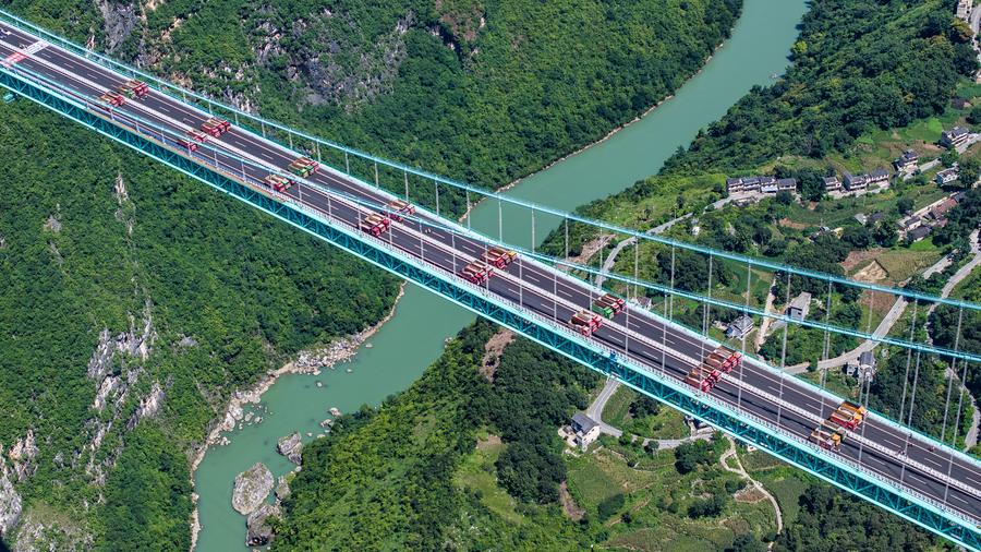 Vista aérea tomada con un dron el 25 de agosto de 2025 de una prueba de carga del puente del Gran Cañón de Huajiang, en la provincia de Guizhou, en el suroeste de China. (Xinhua/Tao Liang) 
