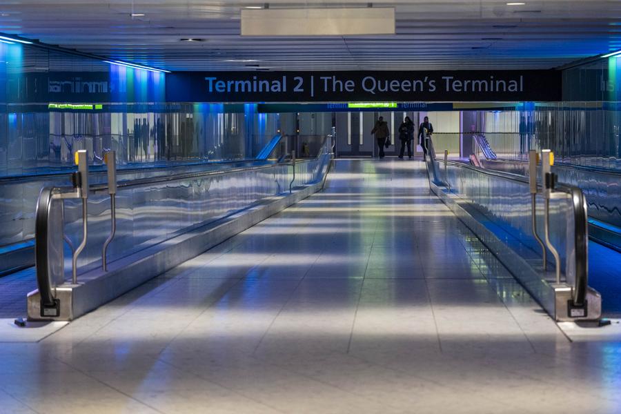 Imagen del 21 de marzo de 2025 del pasillo de acceso a la Terminal 2 del aeropuerto de Heathrow, en Londres, Reino Unido. (Xinhua/Stephen Chung) 