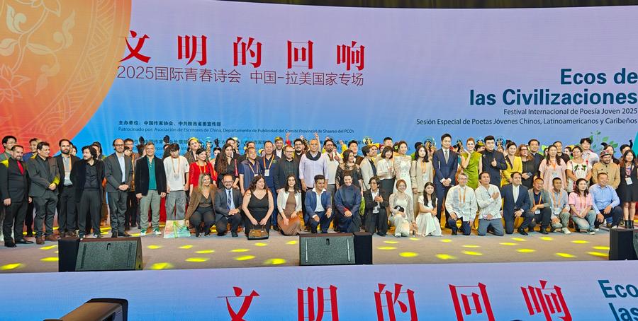 Poetas chinos y latinoamericanos posan para una foto grupal en la ceremonia inaugural del Festival Internacional de Poesía Joven 2025, el 15 de septiembre de 2025. (Xinhua/Yu Junjie)