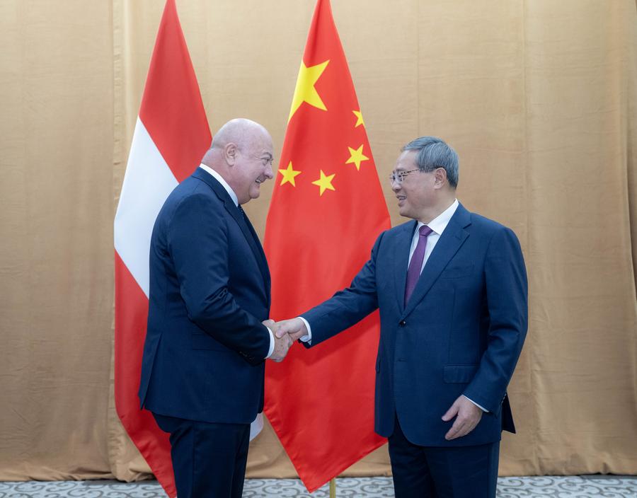 El primer ministro chino, Li Qiang, se reunió el 23 de septiembre con el canciller austriaco, Christian Stocker, en Nueva York, Estados Unidos.  (Xinhua/Zhai Jianlan)