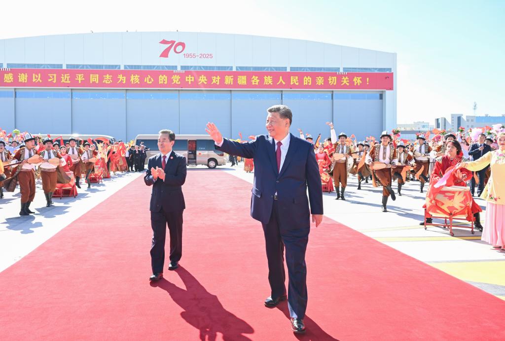 El presidente chino, Xi Jinping, también secretario general del Comité Central del Partido Comunista de China (PCCh) y presidente de la Comisión Militar Central, saluda a la multitud que se ha reunido para darle una cálida despedida en el Aeropuerto Internacional Tianshan de Urumqi, en la región autónoma uygur de Xinjiang, en el noroeste de China, el 25 de septiembre de 2025. Xi partió el jueves de la región autónoma uygur de Xinjiang hacia Beijing tras asistir a los actos conmemorativos con motivo del 70º aniversario de la fundación de la región autónoma. (Xinhua/Xie Huanchi) 