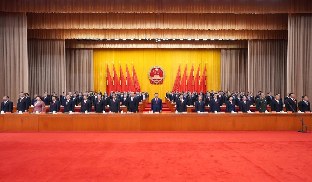  El presidente chino, Xi Jinping, también secretario general del Comité Central del Partido Comunista de China (PCCh) y presidente de la Comisión Militar Central, asiste a una gran reunión con motivo del 70º aniversario de fundación de la región autónoma uygur de Xinjiang, en Urumqi, la capital regional, en el noroeste de China, el 25 de septiembre de 2025. Wang Huning, presidente del Comité Nacional de la Conferencia Consultiva Política del Pueblo Chino (CCPPCh) y líder de la delegación central, asistió al evento y pronunció un discurso. Cai Qi, director de la Oficina General del Comité Central del PCCh, también estuvo presente en la reunión. Tanto Wang como Cai son miembros del Comité Permanente del Buró Político del Comité Central del PCCh. (Xinhua/Xie Huanchi)
