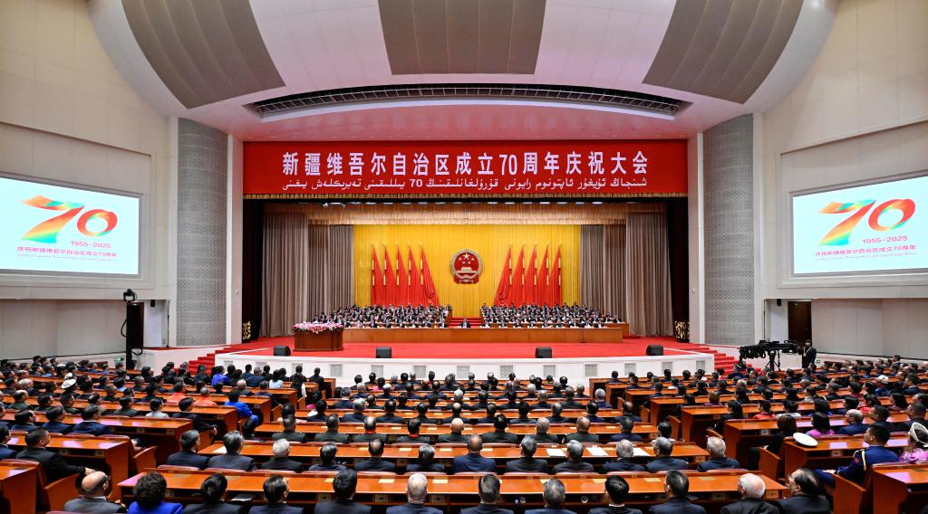El presidente chino, Xi Jinping, también secretario general del Comité Central del Partido Comunista de China (PCCh) y presidente de la Comisión Militar Central, asiste a una gran reunión con motivo del 70º aniversario de fundación de la región autónoma uygur de Xinjiang, en Urumqi, la capital regional, en el noroeste de China, el 25 de septiembre de 2025. Wang Huning, presidente del Comité Nacional de la Conferencia Consultiva Política del Pueblo Chino (CCPPCh) y líder de la delegación central, asistió al evento y pronunció un discurso. Cai Qi, director de la Oficina General del Comité Central del PCCh, también estuvo presente en la reunión. Tanto Wang como Cai son miembros del Comité Permanente del Buró Político del Comité Central del PCCh. (Xinhua/Shen Hong) 