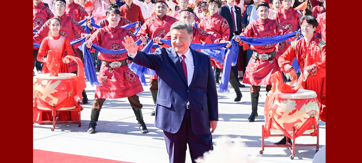 Xi parte hacia Beijing tras asistir a celebraciones por 70º aniversario de la fundación de la región autónoma uygur de Xinjiang