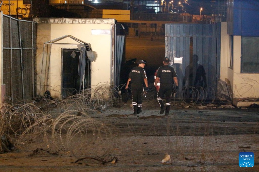 Imagen del 26 de septiembre de 2025 de policías revisando en el sitio donde explotó un coche bomba frente a la Cárcel Regional de Guayaquil, en la ciudad de Guayaquil, Ecuador. La explosión de un coche bomba ocurrido la noche del viernes frente a la puerta principal de la Cárcel Regional de Guayaquil, la segunda más grande de Ecuador, causó daños en la fachada del penal, informó el sábado la prensa local que citó fuentes militares. (Xinhua/Str)