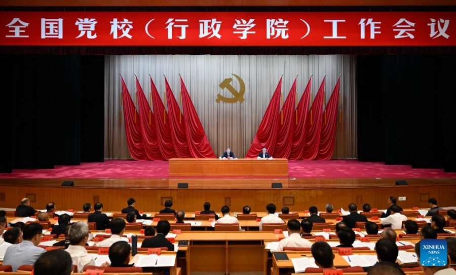 Chen Xi, presidente de la Escuela del Partido del Comité Central del Partido Comunista de China (PCCh) (Academia Nacional de Gobernanza), transmite la importante instrucción del presidente chino, Xi Jinping, y pronuncia un discurso durante una reunión sobre el trabajo de las escuelas del Partido celebrada, en Beijing, capital de China, el 28 de septiembre de 2025. El presidente chino, Xi Jinping, instó a las escuelas del Partido a desempeñar un mejor papel en la formación de talentos y en la oferta de asesoramiento para el PCCh. Xi, también secretario general del Comité Central del PCCh y presidente de la Comisión Militar Central, realizó estas declaraciones en una instrucción sobre el trabajo de las escuelas del Partido (academias de gobernanza). (Xinhua/Shen Hong)