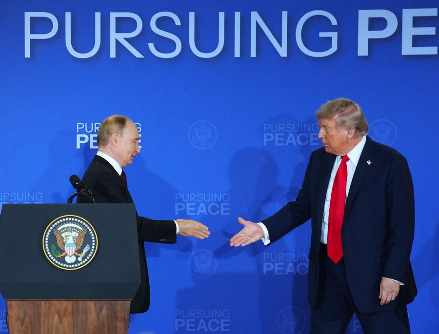 El presidente estadounidense, Donald Trump (d), y el presidente ruso, Vladimir Putin, asisten a una conferencia de prensa conjunta después de concluir sus conversaciones, en Anchorage, Alaska, Estados Unidos, el 15 de agosto de 2025. (Xinhua/Wu Xiaoling)