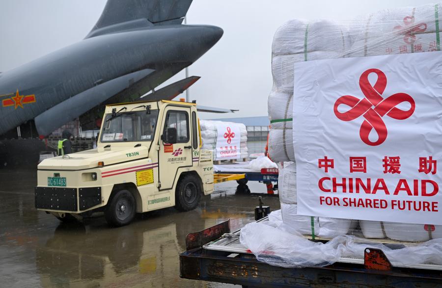 Personal del aeropuerto carga suministros de emergencia para inundaciones proporcionados por el Gobierno chino a Pakistán, en Zhengzhou, provincia de Henan, el 27 de septiembre de 2025. (Xinhua/Hao Yuan)