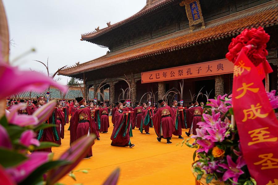 Actores realizan una presentación durante una ceremonia para conmemorar el aniversario número 2.576 del nacimiento del filósofo chino Confucio en la ciudad de Qufu, en la provincia oriental china de Shandong, el 28 de septiembre de 2025. (Xinhua/Zhu Zheng)