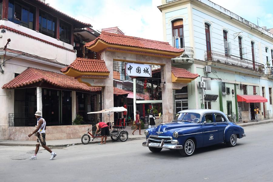 Un automóvil antiguo circula por una calle frente al pórtico del Barrio Chino de La Habana en el marco de la celebración del 65º aniversario del establecimiento de relaciones diplomáticas entre China y Cuba, en La Habana, capital de Cuba, el 24 de septiembre de 2025. Con un programa de actividades académicas y culturales, el Barrio Chino de La Habana celebra el 65º aniversario del establecimiento de relaciones diplomáticas entre China y Cuba. (Xinhua/Joaquín Hernández)
