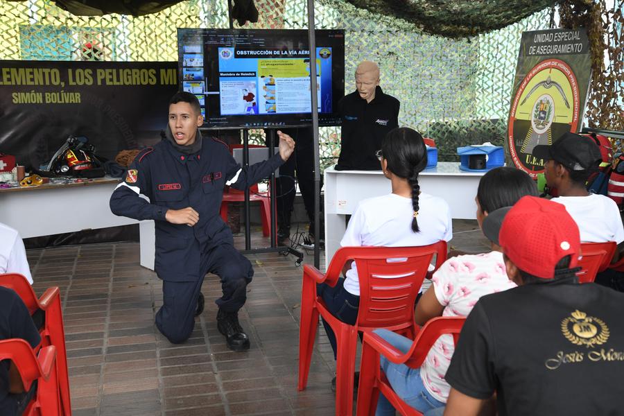 Un integrante del Cuerpo de Bomberos del Distrito Capital participa durante el Simulacro Nacional de Protección Civil y Preparación del Pueblo llevado a cabo en una plaza, en Caracas, capital de Venezuela, el 27 de septiembre de 2025. (Xinhua/Marcos Salgado)