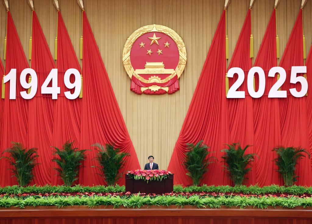 Wang Huning, miembro del Comité Permanente del Buró Político del Comité Central del Partido Comunista de China (PCCh) y presidente del Comité Nacional de la Conferencia Consultiva Política del Pueblo Chino (CCPPCh), pronuncia un discurso en una recepción para conmemorar el próximo 76º aniversario de la fundación de la República Popular China, en Beijing, capital de China, el 28 de septiembre de 2025. (Xinhua/Liu Weibing)