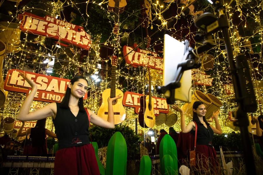 Una mujer se toma una fotografía frente a un estand de la 29 Feria Internacional de Turismo de América Latina 2025 (FIT), en el predio Ferial La Rural, en la ciudad de Buenos Aires, capital de Argentina, el 29 de septiembre de 2025. (Xinhua/Martín Zabala)