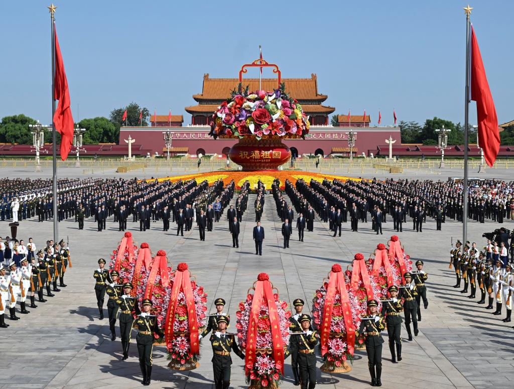 El presidente chino, Xi Jinping, y otros líderes del Partido Comunista de China y del Estado como Li Qiang, Zhao Leji, Wang Huning, Cai Qi, Ding Xuexiang, Li Xi y Han Zheng, asisten a una ceremonia para ofrendar cestas de flores a los héroes nacionales caídos en la Plaza Tian'anmen, en Beijing, capital de China, el 30 de septiembre de 2025. El evento se llevó a cabo para conmemorar el Día de los Mártires, un día antes del Día Nacional de China. (Xinhua/Xie Huanchi)
