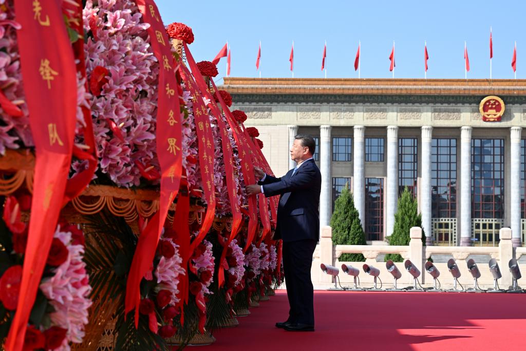 Xi Jinping endereza la cinta de una cesta de flores durante una ceremonia para ofrendar cestas de flores a los héroes nacionales caídos en la Plaza Tian'anmen, en Beijing, capital de China, el 30 de septiembre de 2025. El presidente chino, Xi Jinping, y otros líderes del Partido Comunista de China y del Estado como Li Qiang, Zhao Leji, Wang Huning, Cai Qi, Ding Xuexiang, Li Xi y Han Zheng, asistieron en la mañana del martes a la ceremonia. El evento se llevó a cabo para conmemorar el Día de los Mártires, un día antes del Día Nacional de China. (Xinhua/Li Xiang)