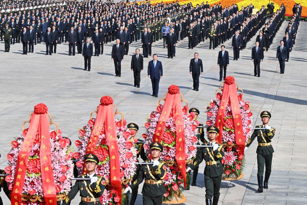 El presidente chino, Xi Jinping, y otros líderes del Partido Comunista de China y del Estado como Li Qiang, Zhao Leji, Wang Huning, Cai Qi, Ding Xuexiang, Li Xi y Han Zheng, asisten a una ceremonia para ofrendar cestas de flores a los héroes nacionales caídos en la Plaza Tian'anmen, en Beijing, capital de China, el 30 de septiembre de 2025. El evento se llevó a cabo para conmemorar el Día de los Mártires, un día antes del Día Nacional de China. (Xinhua/Li Xiang)