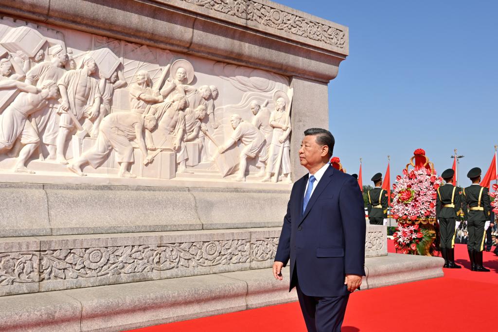Xi Jinping camina alrededor del Monumento a los Héroes del Pueblo para rendir homenaje durante una ceremonia para ofrendar cestas de flores a los héroes nacionales caídos en la Plaza Tian'anmen, en Beijing, capital de China, el 30 de septiembre de 2025. El presidente chino, Xi Jinping, y otros líderes del Partido Comunista de China y del Estado como Li Qiang, Zhao Leji, Wang Huning, Cai Qi, Ding Xuexiang, Li Xi y Han Zheng, asistieron en la mañana del martes a la ceremonia. El evento se llevó a cabo para conmemorar el Día de los Mártires, un día antes del Día Nacional de China. (Xinhua/Yue Yuewei)