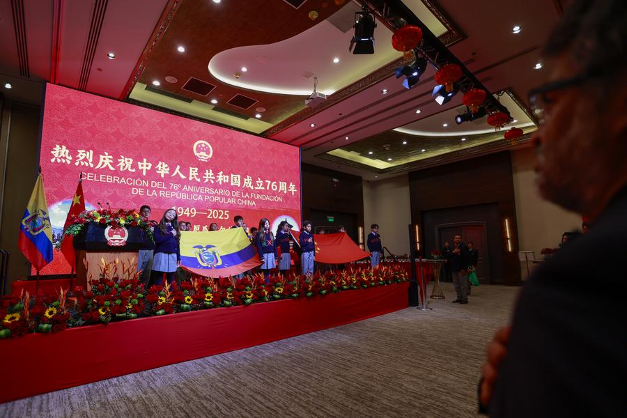 Imagen del 30 de septiembre de 2025 de niños entonando los himnos nacionales de Ecuador y China en una recepción llevada a cabo con motivo del 76º aniversario de la fundación de la República Popular China, en la ciudad de Quito, capital de Ecuador. (Xinhua/Ricardo Landeta)