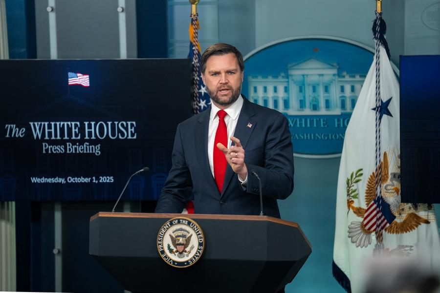 El vicepresidente de Estados Unidos, JD Vance, habla con periodistas durante una conferencia de prensa en la Casa Blanca, en Washington, D.C., Estados Unidos, el 1 de octubre de 2025.(Xinhua/Hu Yousong)