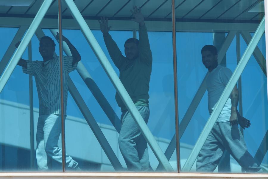 Migrantes venezolanos deportados desde Estados Unidos reaccionan a su llegada al Aeropuerto Internacional Simón Bolívar, en Maiquetía, estado de La Guaira, Venezuela, el 17 de junio de 2025. (Xinhua/Marcos Salgado)