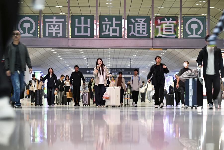 China reporta 2.430 millones de viajes interregionales de pasajeros durante temporada alta de vacaciones