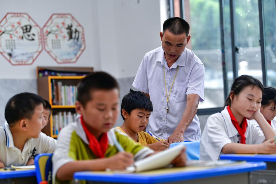 China contratará a 7.000 profesores jubilados para apoyar a las escuelas rurales