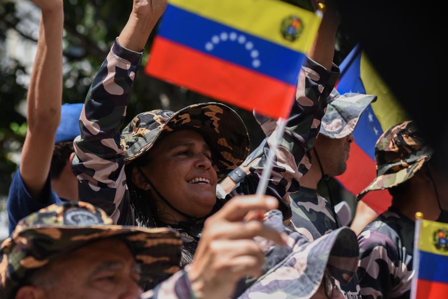 Integrantes de la Milicia Bolivariana participan en los ejercicios militares especiales de la estructura profesional de la Fuerza Armada Nacional Bolivariana (FANB), en la plaza Bolívar, en Caracas, Venezuela, el 4 de octubre de 2025. (Xinhua/Marcos Salgado) 