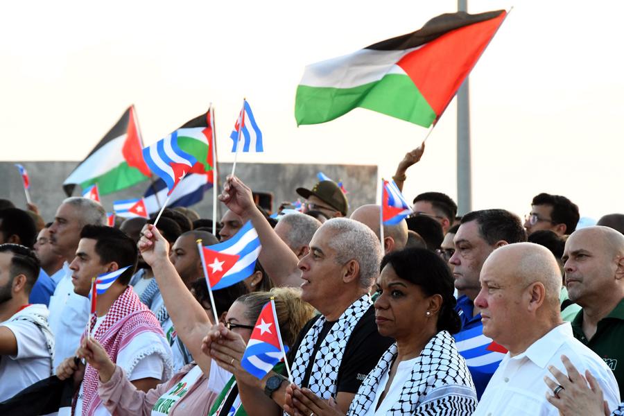 Personas participan en un mitin en favor de la causa palestina en el malecón habanero, en La Habana, capital de Cuba, el 9 de octubre de 2025. (Xinhua/Joaquín Hernández)