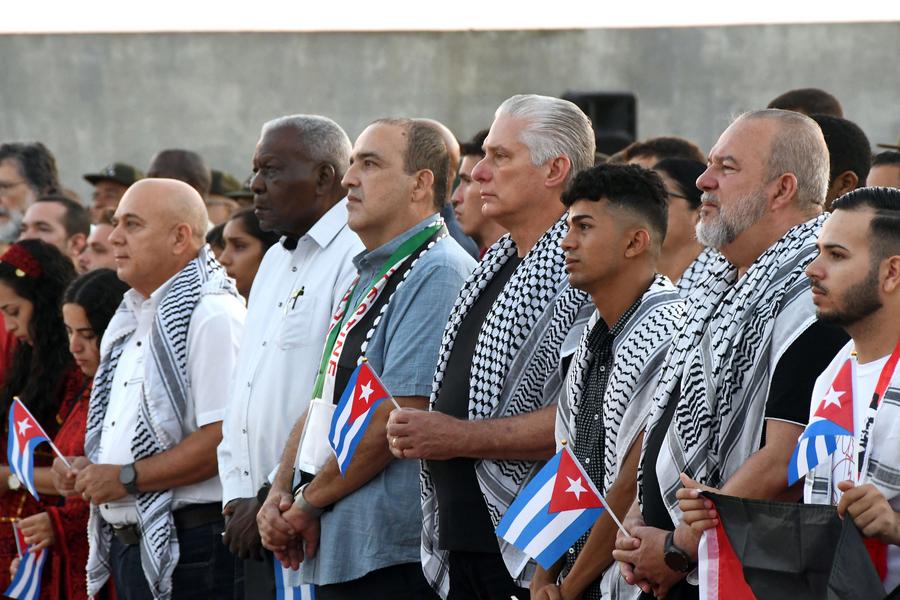 El presidente de Cuba, Miguel Díaz-Canel (4-d-frente), y el primer ministro cubano, Manuel Marrero (2-d-frente), participan en un mitin en favor de la causa palestina en el malecón habanero, en La Habana, capital de Cuba, el 9 de octubre de 2025. (Xinhua/Joaquín Hernández)