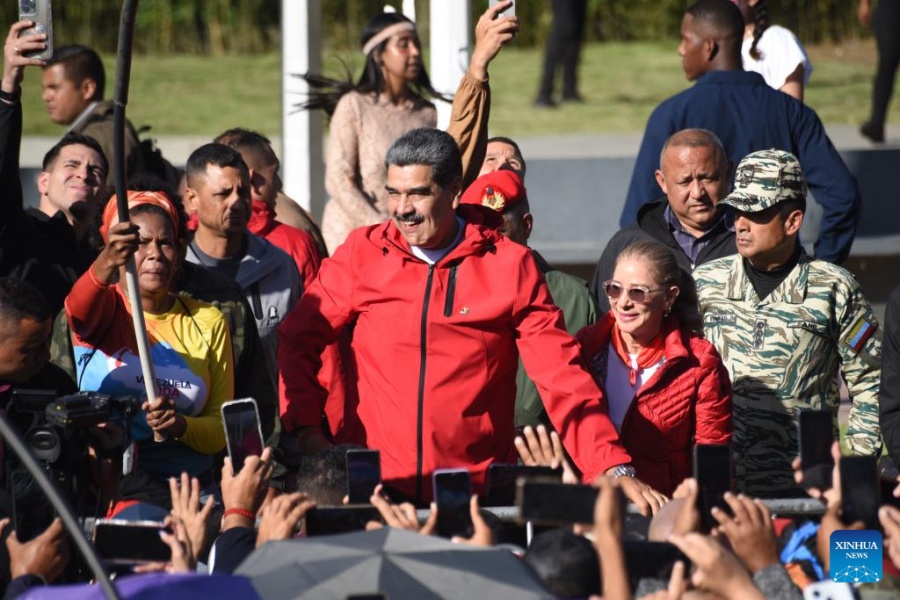 El presidente venezolano, Nicolás Maduro (c), participa en una marcha en el marco del Día de la Resistencia Indígena, en Caracas, Venezuela, el 12 de octubre de 2025. El pueblo venezolano se movilizó el domingo en la ciudad de Caracas, capital del país sudamericano, con motivo del Día de la Resistencia Indígena, como se conoce en Venezuela a la fecha del encuentro entre Europa y América ocurrido el 12 de octubre de 1492. (Xinhua/Marcos Salgado)