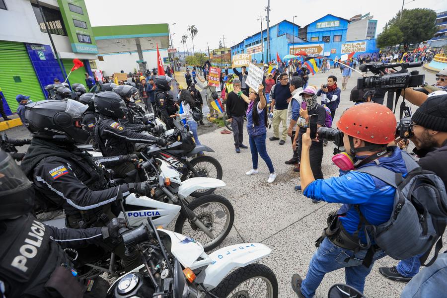 Manifestantes se enfrentan con policías durante una marcha en el marco del paro nacional, en el sector la Villaflora, en el sur de Quito, capital de Ecuador, el 12 de octubre de 2025. (Xinhua/Ricardo Landeta)