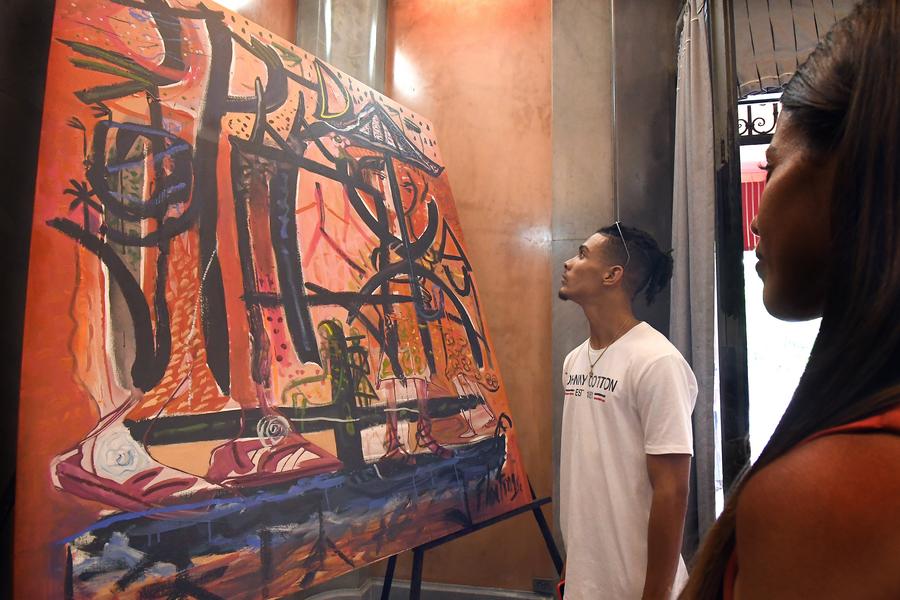 Imagen del 28 de junio de 2022 de personas observando una obra de la descendiente china y artista de la plástica cubana, Flora Fong, durante una celebración por el 175º aniversario de la presencia china en Cuba, en la Casa de la Amistad, en La Habana, capital de Cuba. (Xinhua/Joaquín Hernández)