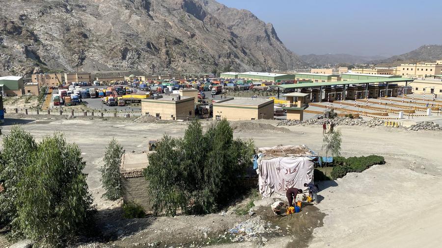 Imagen del 13 de octubre de 2025 de camiones permaneciendo detenidos en la frontera de Torkham entre Pakistán y Afganistán, en medio de enfrentamientos transfronterizos, en Torkham, en el noroeste de Pakistán. (Xinhua/Str)