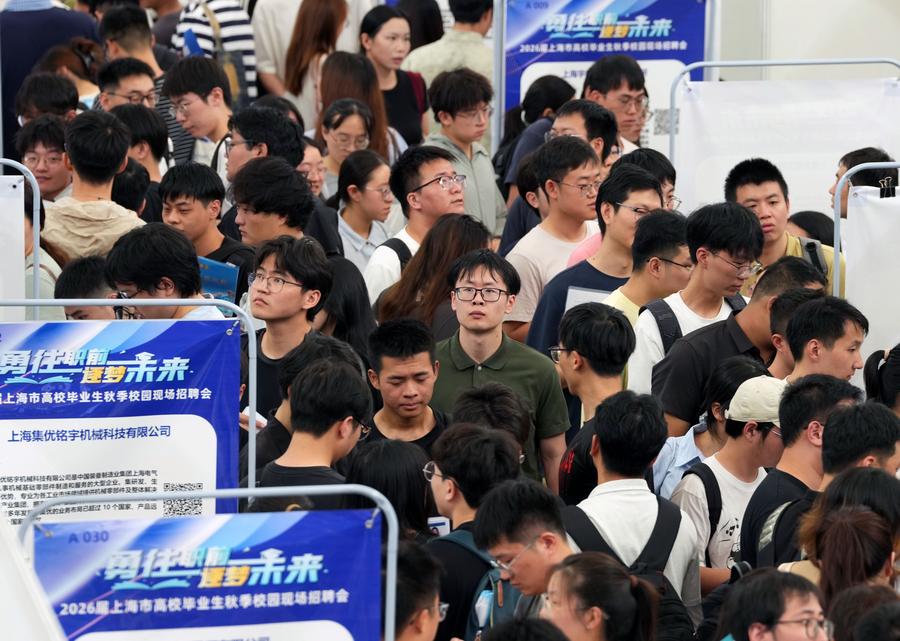 La foto, tomada el 26 de septiembre de 2025, muestra una feria de empleo de otoño para graduados universitarios en el campus Minhang de la Universidad Jiao Tong de Shanghai, en el este de China. (Xinhua/Liu Ying)
