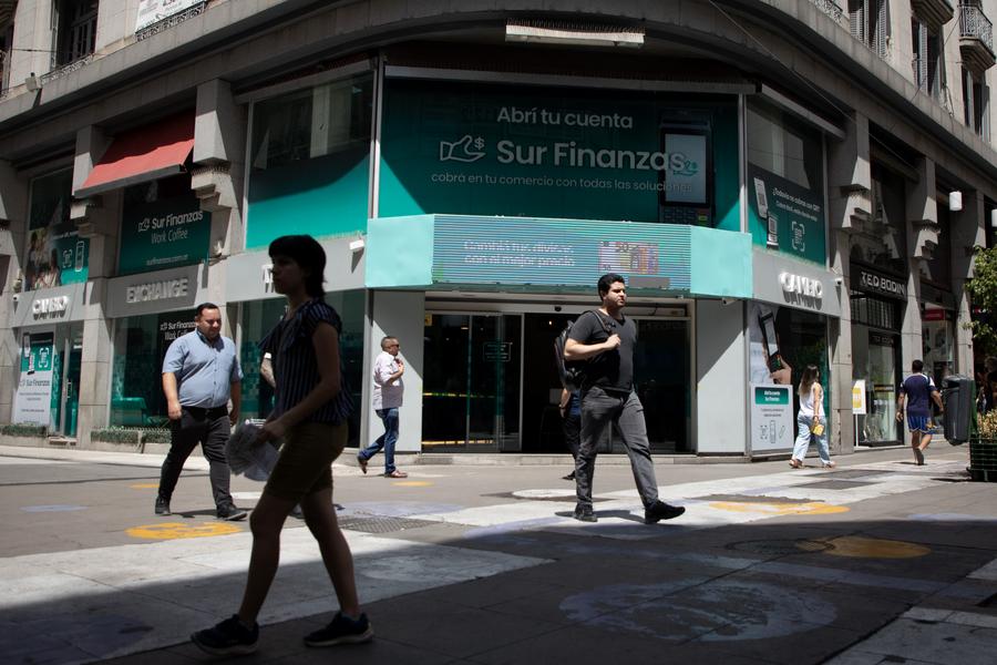 Personas caminan frente a un local de venta de divisas en la capital de Argentina, Buenos Aires, el 3 de febrero de 2025. (Xinhua/Martín Zabala)