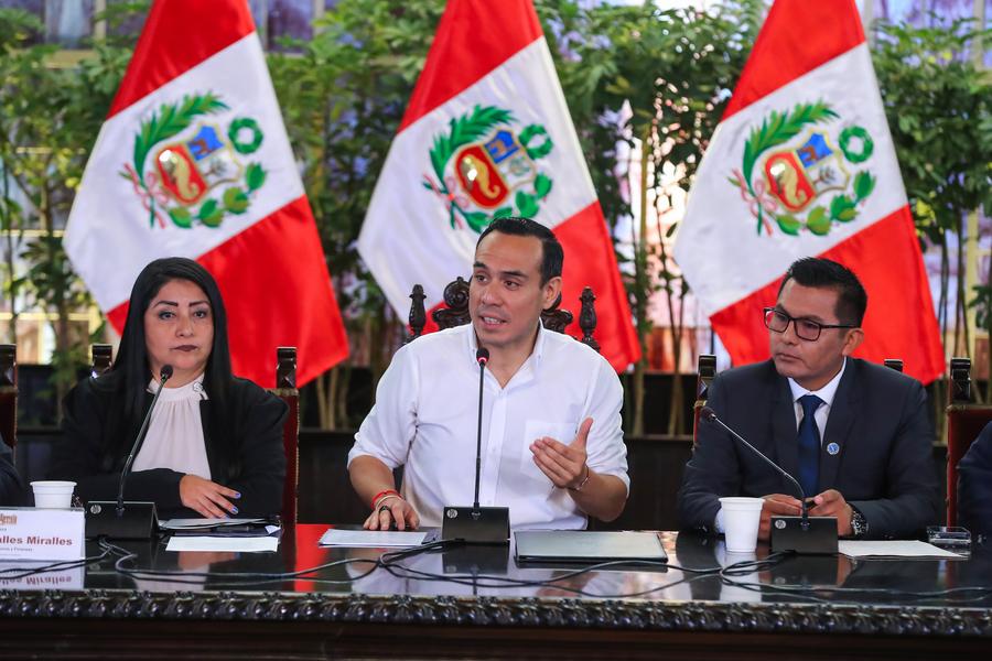 Imagen proveída por la Presidencia de Perú del presidente peruano, José Jerí (c), hablando en una reunión con alcaldes representantes de la Asociación de Municipalidades Distritales de Perú y de la Red de Municipalidades Urbanas y Rurales de Perú, en Lima, Perú, el 16 de octubre de 2025. (Xinhua/Presidencia de Perú) 