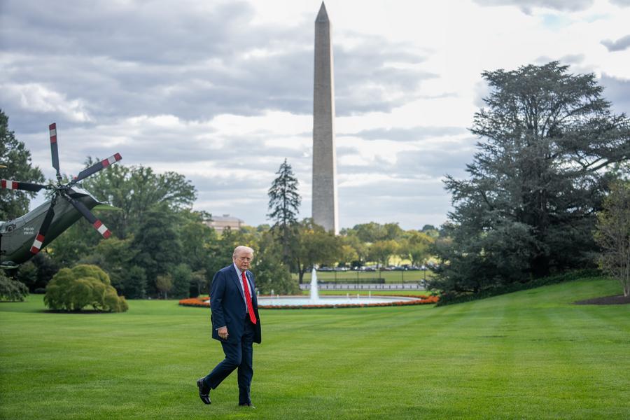 El presidente de Estados Unidos, Donald Trump, camina por el Jardín Sur a su llegada a la Casa Blanca, en Washington D. C., el 10 de octubre de 2025. (Xinhua/Hu Yousong)
