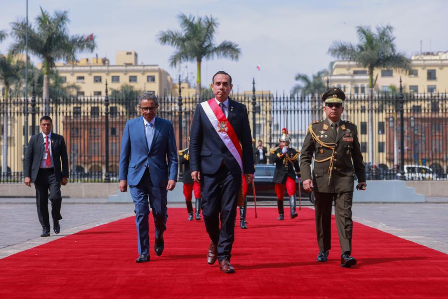 Imagen proveída por la Presidencia de Perú del presidente peruano, José Jerí (c), llegando al Palacio de Gobierno, en Lima, capital de Perú, el 10 de octubre de 2025.  (Xinhua/Presidencia de Perú)