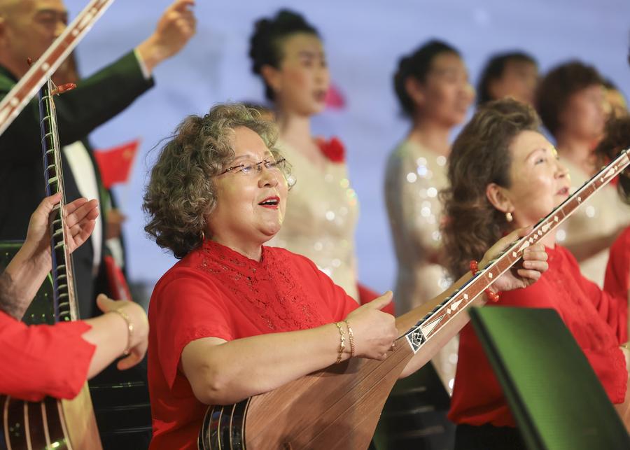 Un grupo artístico de graduados se presenta durante una ceremonia de graduación en la Universidad Abierta para Mayores de Xinjiang, en Urumqi, capital de la región autónoma uygur de Xinjiang, en el noroeste de China, el 27 de junio de 2025. (Xinhua/Wang Fei)
