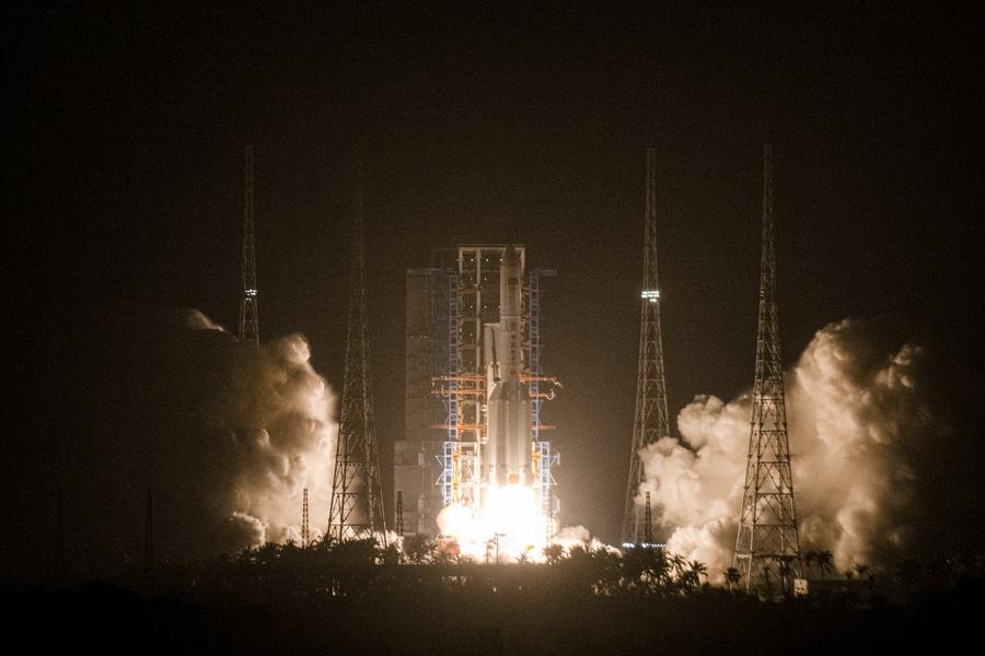 Un cohete Gran Marcha-5, que lleva un nuevo satélite de prueba de tecnología de comunicaciones a bordo, despega desde el Sitio de Lanzamiento de Naves Especiales de Wenchang, en la provincia sureña china de Hainan, el 23 de octubre de 2025. (Xinhua/Pu Xiaoxu)