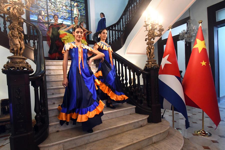 Imagen del 22 de octubre de 2025 de bailarinas del Ballet Español de Cuba realizando una presentación luego de una conferencia de prensa sobre el anuncio oficial de una gira de la compañía por China, en la Embajada de China en Cuba, en La Habana, capital de Cuba.  (Xinhua/Joaquín Hernández) 
