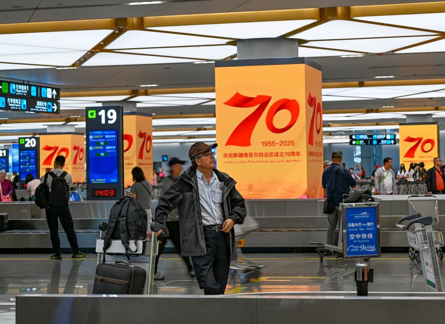 Imagen del 15 de septiembre de 2025 de pasajeros esperando para recoger su equipaje en el en el Aeropuerto Internacional Tianshan de Urumqi, en la región autónoma uygur de Xinjiang, en el noroeste de China. (Xinhua/Chen Shuo) 
