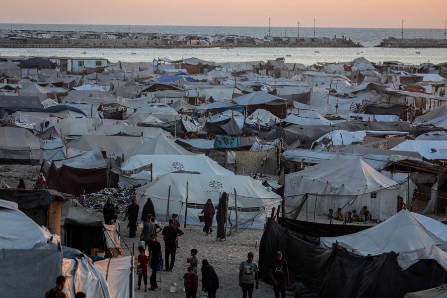 Imagen del 18 de agosto de 2025 de palestinos desplazados vistos entre tiendas de campaña improvisadas cerca de la playa en el oeste de la Ciudad de Gaza. (Xinhua/Rizek Abdeljawad)